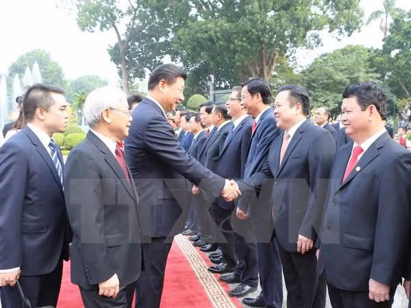 Tổng Bí thư Nguyễn Phú Trọng giới thiệu với Tổng Bí thư , Chủ tịch nước Trung Quốc Tập Cận Bình các thành viên đoàn Việt Nam. (Ảnh: Trí Dũng)