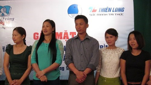 Thầy giáo Vi Văn Thỏa trong lễ tuyên dương thầy, cô giáo "cắm bản" tiêu biểu đang công tác tại 64 huyện nghèo tại chương trình " Sẻ chia cùng thầy cô" 2015 (Ảnh: Thùy Linh) Thầy giáo Vi Văn Thỏa trong lễ tuyên dương thầy, cô giáo "cắm bản" tiêu biểu đang công tác tại 64 huyện nghèo tại chương trình " Sẻ chia cùng thầy cô" 2015 (Ảnh: Thùy Linh)