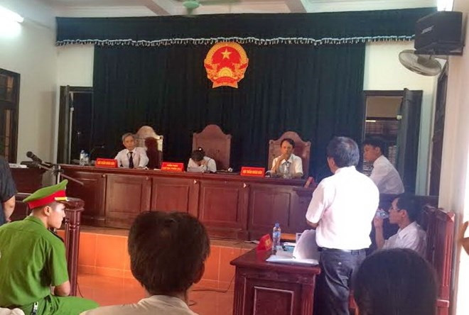 Luật sư Trần Đình triển trình bày, Chủ tọa phiên tòa nghe điện thoại (ảnh: Báo Xây dựng) Luật sư Trần Đình triển trình bày, Chủ tọa phiên tòa nghe điện thoại (ảnh: Báo Xây dựng)