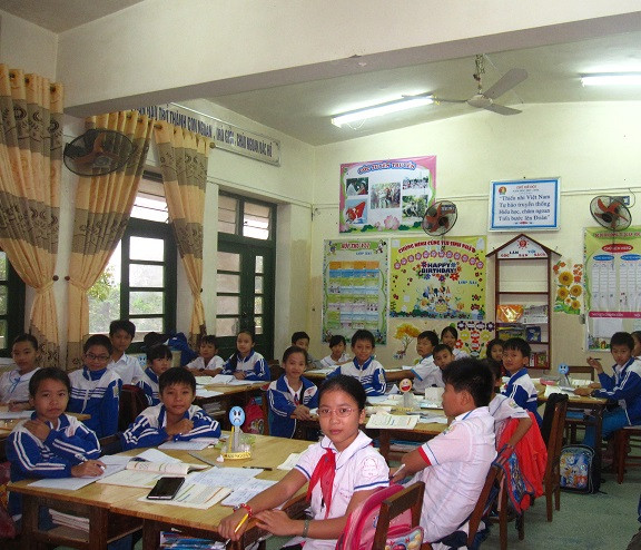 32 học sinh lớp 5A1 trường tiểu học Thạch Châu đã nộp đủ số tiền 822.000 đồng để mua sách và vở. Ảnh: Lê Văn Vỵ