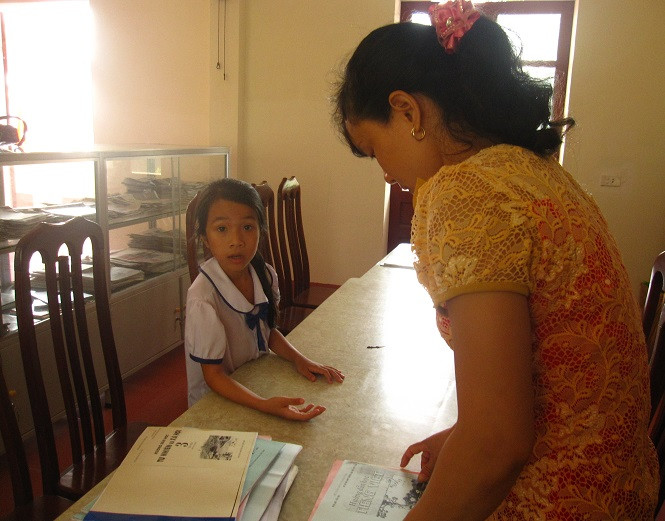 EmTrần Minh Tú (lớp 3A, trường tiểu học Trung Lễ, Đức Thọ) đến thư viện tìm mượn sách nhưng không có, may mà còn có quyển sách photo. Ảnh: Lê Văn Vỵ