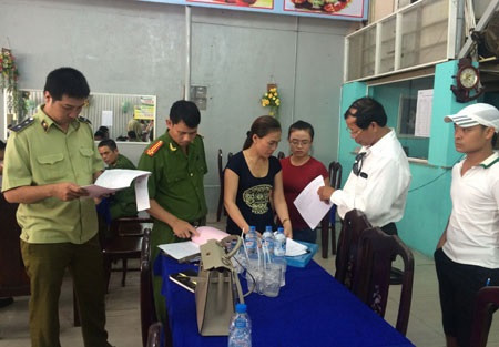 Để xử lý nạn “chặt chém” phải có sự ra tay của lực lượng Công an, quản lý thị trường và chính quyền địa phương (Ảnh: Thanh Liêm) Để xử lý nạn “chặt chém” phải có sự ra tay của lực lượng Công an, quản lý thị trường và chính quyền địa phương (Ảnh: Thanh Liêm)