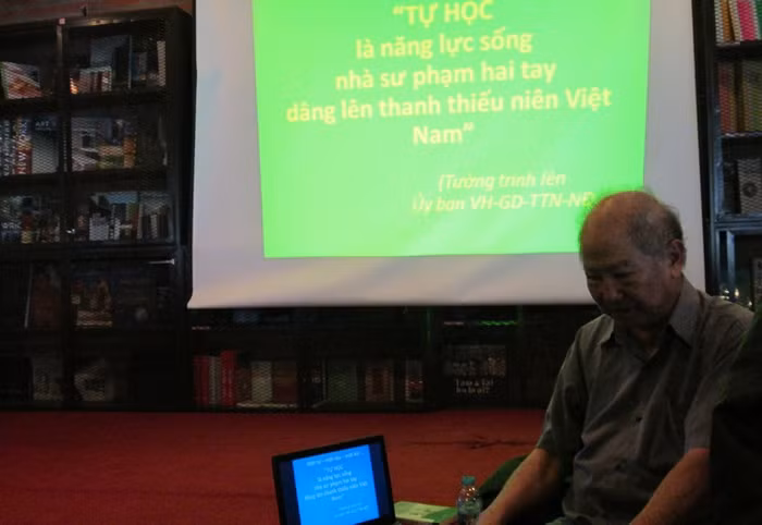 Theo nhà giáo Phạm Toàn, nhóm Cánh Buồm định hướng TỰ HỌC là năng lực sống mà nhà sư phạm phải dùng cả hai tay để dâng lên thanh thiếu niên Việt Nam. (Ảnh: Thùy Linh)