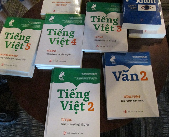 Bộ sách Văn và Tiếng Việt bậc Tiểu học của nhóm Cánh Buồm (Ảnh: Thùy Linh) Bộ sách Văn và Tiếng Việt bậc Tiểu học của nhóm Cánh Buồm (Ảnh: Thùy Linh)
