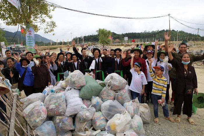Làm sạch môi trường với “Ngày Chủ Nhật Xanh” ảnh 4 Làm sạch môi trường với “Ngày Chủ Nhật Xanh” ảnh 4