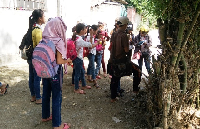 Giờ tan học, mỗi tốp học sinh đứng dưới gốc tre chờ đò đến (Ảnh: Thủy Phan) Giờ tan học, mỗi tốp học sinh đứng dưới gốc tre chờ đò đến (Ảnh: Thủy Phan)