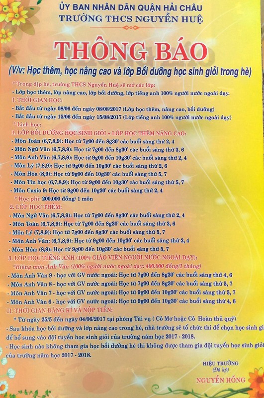 Thông báo "ép học sinh" do ông Nguyễn Hồng - Hiệu trưởng nhà trường ký dán khắp cổng trường. Thông báo "ép học sinh" do ông Nguyễn Hồng - Hiệu trưởng nhà trường ký dán khắp cổng trường.