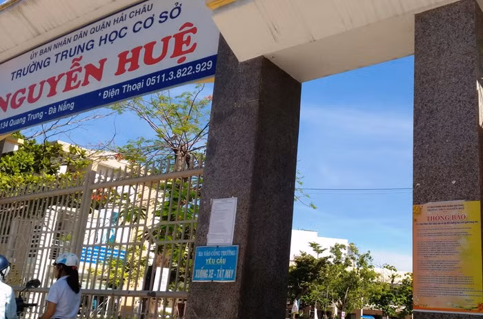 Trường trung học cơ sở Nguyễn Huệ ra thông báo ép học sinh phải tham gia bồi dưỡng hè mới được vào đội tuyển sinh giỏi của trường. Ảnh: TT