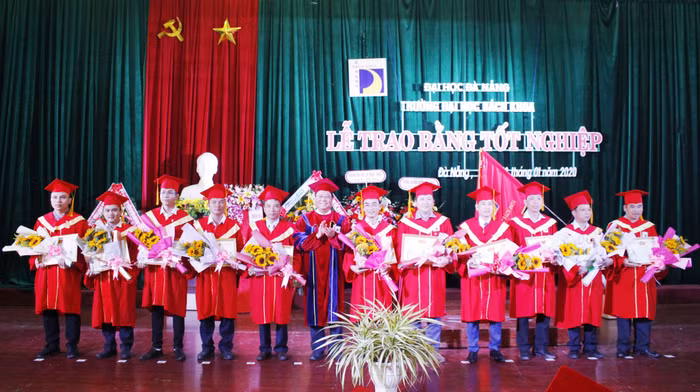 Trường Đại học Bách khoa Đà Nẵng trao bằng tốt nghiệp cho hơn 1.300 tân Cử nhân, Kỹ sư... Ảnh: AN