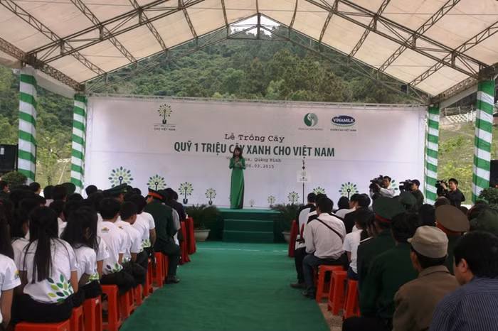 Sáng ngày 6/3/2015, Tổng cục Môi trường thuộc Bộ Tài nguyên và Môi trường và Công ty Cổ phần Sữa Việt Nam Vinamilk đã phối hợp tổ chức Lễ trồng cây ở Khu mộ Đại tướng Võ Nguyên Giáp.