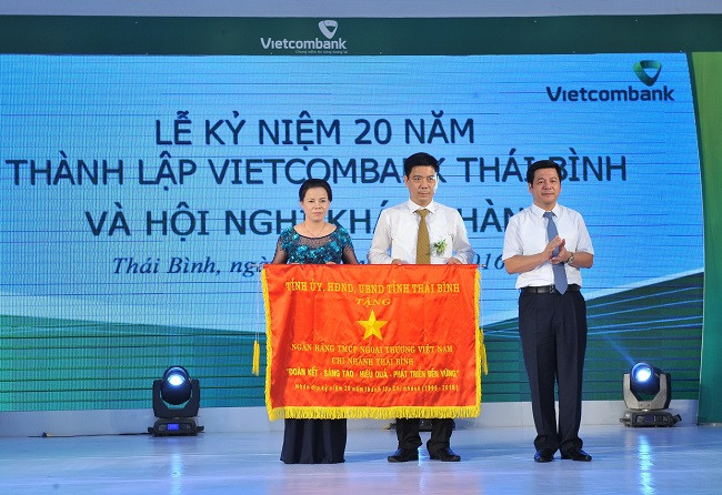 Đại diện UBND tính, ông Nguyễn Hoàng Giang - Tỉnh ủy viên, Phó chủ tịch UBND tỉnh ( ngoài cùng bên phải) tặng bức trướng cho Vietcombank Thái Bình. Đại diện UBND tính, ông Nguyễn Hoàng Giang - Tỉnh ủy viên, Phó chủ tịch UBND tỉnh ( ngoài cùng bên phải) tặng bức trướng cho Vietcombank Thái Bình.