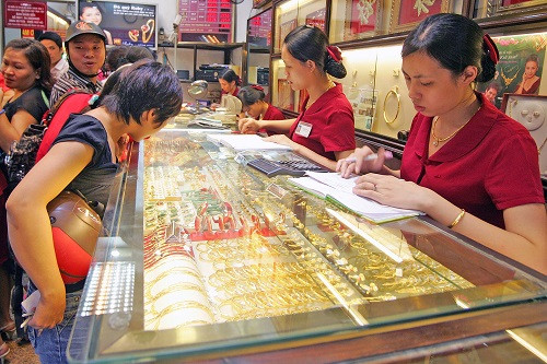 Giá vàng tăng mạnh tác động lớn đến tâm lý mua/ bán vàng của người dân, từ đó sẽ tác động xấu đến kinh tế vĩ mô - ảnh minh họa/ nguồn: Congluan.vn Giá vàng tăng mạnh tác động lớn đến tâm lý mua/ bán vàng của người dân, từ đó sẽ tác động xấu đến kinh tế vĩ mô - ảnh minh họa/ nguồn: Congluan.vn