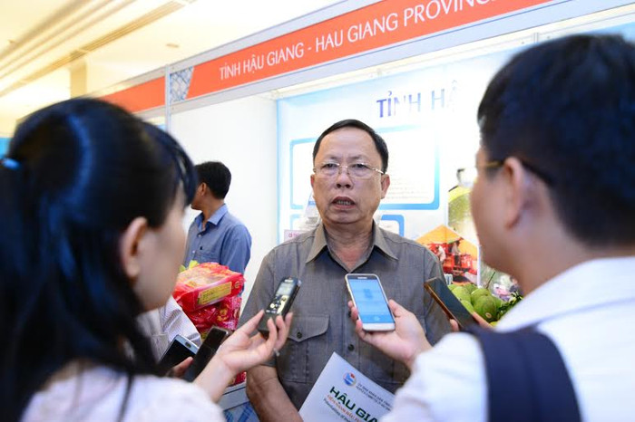 Bí thư tỉnh ủy Hậu Giang Trần Công Chánh – Phó trưởng ban Chỉ đạo MDEC – Hậu Giang 2016 (Diễn Đàn Hợp tác kinh tế đồng bằng sông Cửu Long – Hậu Giang năm 2016) trả lời báo chí về vấn đề môi trường. Bí thư tỉnh ủy Hậu Giang Trần Công Chánh – Phó trưởng ban Chỉ đạo MDEC – Hậu Giang 2016 (Diễn Đàn Hợp tác kinh tế đồng bằng sông Cửu Long – Hậu Giang năm 2016) trả lời báo chí về vấn đề môi trường.