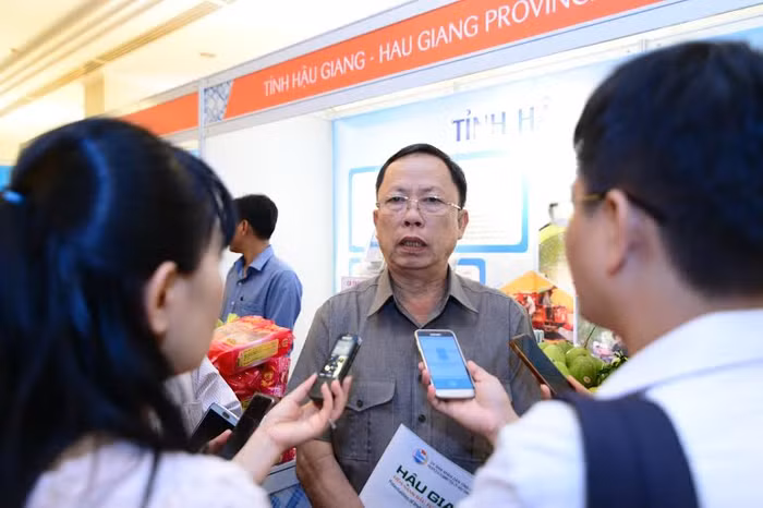 Bí thư tỉnh ủy Hậu Giang Trần Công Chánh – Phó trưởng ban Chỉ đạo MDEC – Hậu Giang 2016 (Diễn Đàn Hợp tác kinh tế đồng bằng sông Cửu Long – Hậu Giang năm 2016) trả lời báo chí về vấn đề môi trường.