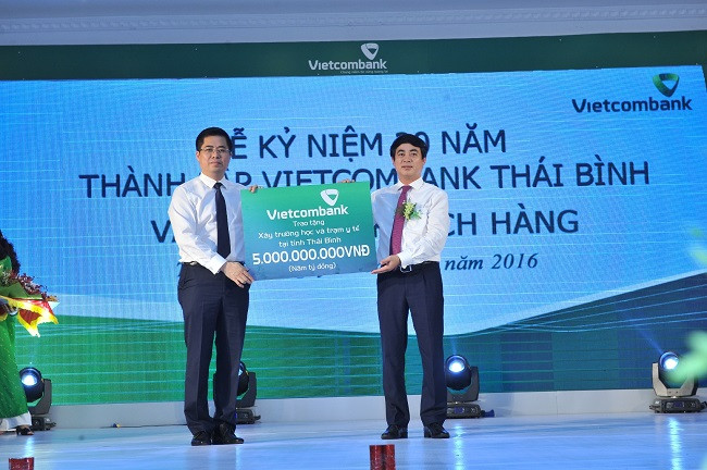 Ông Nghiêm Xuân Thành - Ủy viên Ban Chấp hành Đảng bộ Khối Doanh nghiệp Trung ương, Bí thư Đảng ủy, Chủ tịch Hội đồng quản trị Vietcombank (bên phải) trao số tiền 5 tỷ đồng tài trợ xây dựng 1 trường học, 1 trạm y tế cho tỉnh Thái Bình. Ông Nghiêm Xuân Thành - Ủy viên Ban Chấp hành Đảng bộ Khối Doanh nghiệp Trung ương, Bí thư Đảng ủy, Chủ tịch Hội đồng quản trị Vietcombank (bên phải) trao số tiền 5 tỷ đồng tài trợ xây dựng 1 trường học, 1 trạm y tế cho tỉnh Thái Bình.