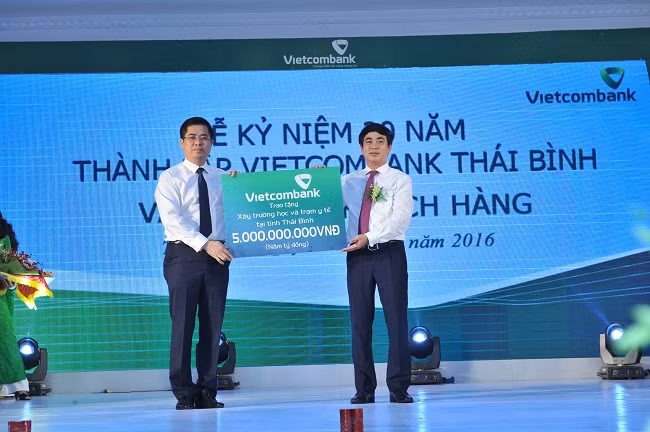Ông Nghiêm Xuân Thành - Ủy viên Ban Chấp hành Đảng bộ Khối Doanh nghiệp Trung ương, Bí thư Đảng ủy, Chủ tịch Hội đồng quản trị Vietcombank (bên phải) trao số tiền 5 tỷ đồng tài trợ xây dựng 1 trường học, 1 trạm y tế cho tỉnh Thái Bình. Ông Nghiêm Xuân Thành - Ủy viên Ban Chấp hành Đảng bộ Khối Doanh nghiệp Trung ương, Bí thư Đảng ủy, Chủ tịch Hội đồng quản trị Vietcombank (bên phải) trao số tiền 5 tỷ đồng tài trợ xây dựng 1 trường học, 1 trạm y tế cho tỉnh Thái Bình.