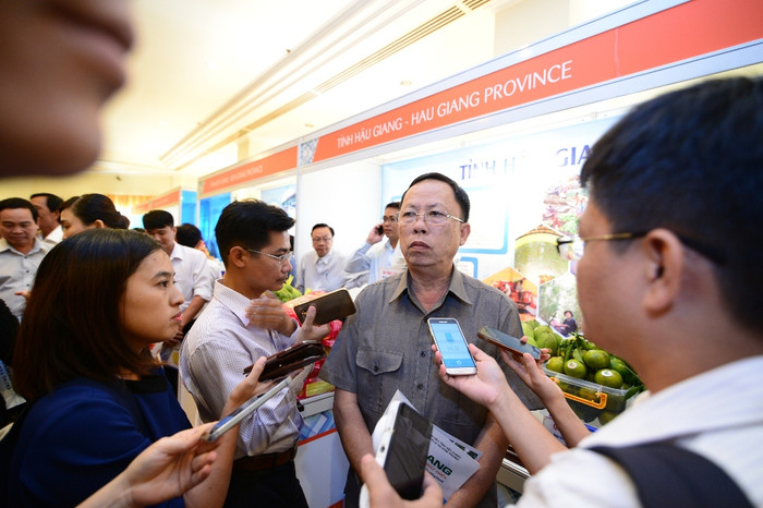 Bí thư Tỉnh ủy Hậu Giang giải đáp thắc mắc của cơ quan báo chí Bí thư Tỉnh ủy Hậu Giang giải đáp thắc mắc của cơ quan báo chí