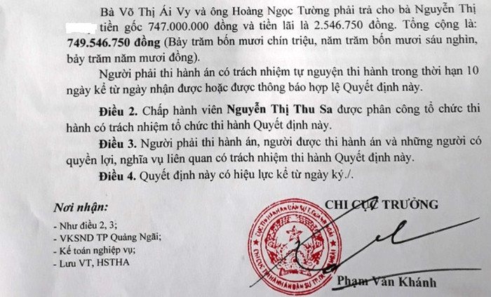 Quyết định thi hành án buộc cô V. phải trả cho bà T. (một đồng nghiệp cùng trường) số tiền nợ gần 750 triệu đồng. Ảnh: AP Quyết định thi hành án buộc cô V. phải trả cho bà T. (một đồng nghiệp cùng trường) số tiền nợ gần 750 triệu đồng. Ảnh: AP