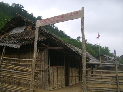 Cổng trường, lớp học đều được làm bằng tranh tre, nứa lá. Cổng trường, lớp học đều được làm bằng tranh tre, nứa lá.