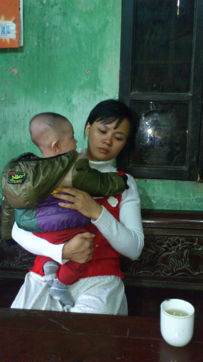 Chị Hà vừa ôm con, vừa kể lại chuyện đau lòng của mình.