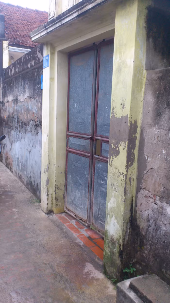 Cổng nhà Chức được khóa bên trong từ sáng tới chiều.