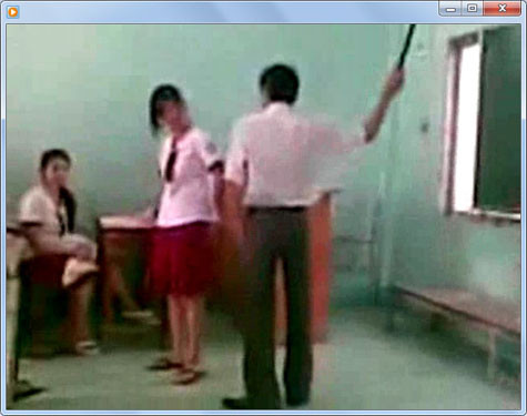 Thầy giáo dùng thước gỗ đánh vào mông hàng loạt nữ sinh là thầy giáo của trường THPT Tư thục Hồng Đức, TP Hồ Chí Minh Thầy giáo dùng thước gỗ đánh vào mông hàng loạt nữ sinh là thầy giáo của trường THPT Tư thục Hồng Đức, TP Hồ Chí Minh