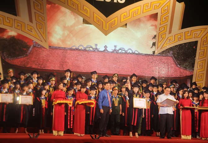 Con nhà giàu học giỏi và chỉ muốn học tập, làm việc trong nước ảnh 2 Con nhà giàu học giỏi và chỉ muốn học tập, làm việc trong nước ảnh 2