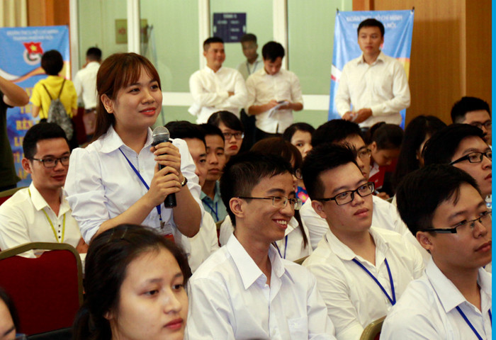 Thủ khoa xuất sắc Đại học Ngoại thương đặt câu hỏi dành cho các khách mời (Ảnh: V/Đ)