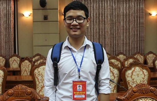 Thủ khoa Đại học Kinh tế khuyên sinh viên bớt lướt Facebook ảnh 1 Thủ khoa Đại học Kinh tế khuyên sinh viên bớt lướt Facebook ảnh 1