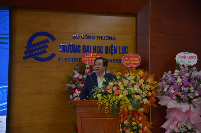 Nhà giáo ưu tú, Phó Giáo sư, Tiến sĩ Vũ Đình Ngọ, Bí thư Đảng ủy, Chủ tịch Hội đồng Trường Đại học Điện lực phát biểu tại buổi lễ. Ảnh: NTCC Nhà giáo ưu tú, Phó Giáo sư, Tiến sĩ Vũ Đình Ngọ, Bí thư Đảng ủy, Chủ tịch Hội đồng Trường Đại học Điện lực phát biểu tại buổi lễ. Ảnh: NTCC