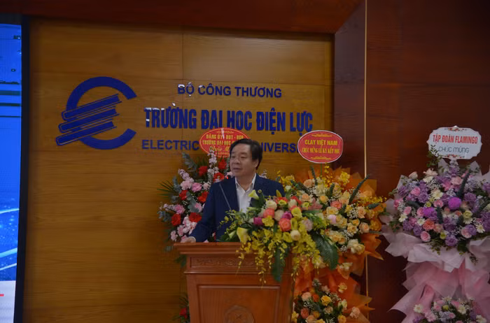 Nhà giáo ưu tú, Phó Giáo sư, Tiến sĩ Vũ Đình Ngọ, Bí thư Đảng ủy, Chủ tịch Hội đồng Trường Đại học Điện lực phát biểu tại buổi lễ. Ảnh: NTCC