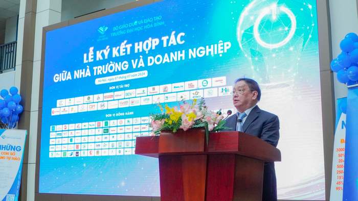 Nhà giáo nhân dân, Phó Giáo sư, Tiến sĩ Tô Ngọc Hưng - Hiệu trưởng Trường Đại học Hòa Bình phát biểu tại buổi lễ. Ảnh: NTCC Nhà giáo nhân dân, Phó Giáo sư, Tiến sĩ Tô Ngọc Hưng - Hiệu trưởng Trường Đại học Hòa Bình phát biểu tại buổi lễ. Ảnh: NTCC