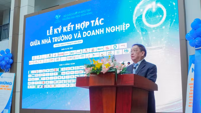 Nhà giáo nhân dân, Phó Giáo sư, Tiến sĩ Tô Ngọc Hưng - Hiệu trưởng Trường Đại học Hòa Bình phát biểu tại buổi lễ. Ảnh: NTCC