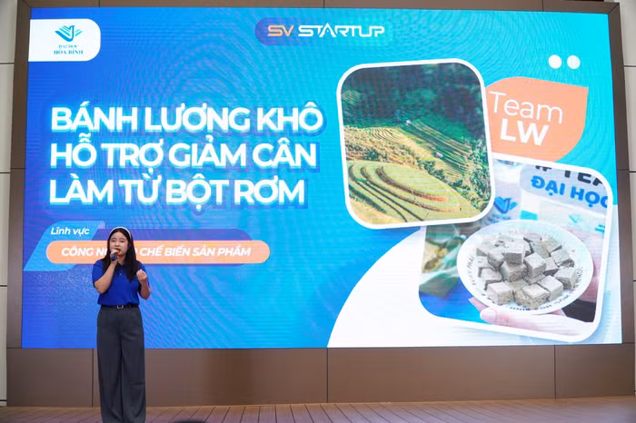 Dự án "Bánh lương khô hỗ trợ giảm cân làm từ bột rơm"