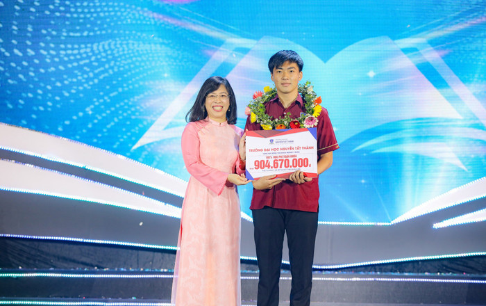 TS. Trần Ái Cầm – hiệu trưởng Trường Đại học Nguyễn Tất Thành, trao học bổng cho thủ khoa đầu vào năm 2023. Ảnh: Website nhà trường TS. Trần Ái Cầm – hiệu trưởng Trường Đại học Nguyễn Tất Thành, trao học bổng cho thủ khoa đầu vào năm 2023. Ảnh: Website nhà trường