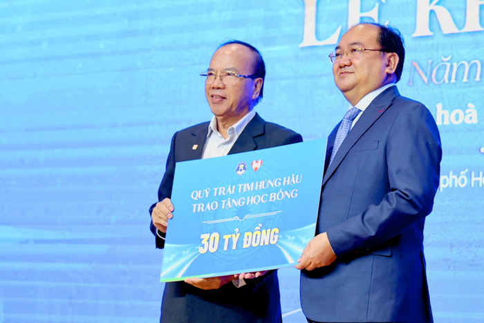 Đại diện Trường Đại học Văn Hiến tiếp nhận học bổng từ Qũy Trái Tim Hùng Hậu Đại diện Trường Đại học Văn Hiến tiếp nhận học bổng từ Qũy Trái Tim Hùng Hậu