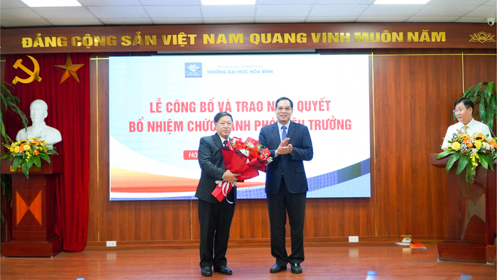 TS. Nguyễn Văn Ngữ – Bí thư Đảng ủy, Chủ tịch Hội đồng trường đã trao Nghị quyết bổ nhiệm và tặng hoa chúc mừng tân Phó hiệu trưởng nhà trường. TS. Nguyễn Văn Ngữ – Bí thư Đảng ủy, Chủ tịch Hội đồng trường đã trao Nghị quyết bổ nhiệm và tặng hoa chúc mừng tân Phó hiệu trưởng nhà trường.