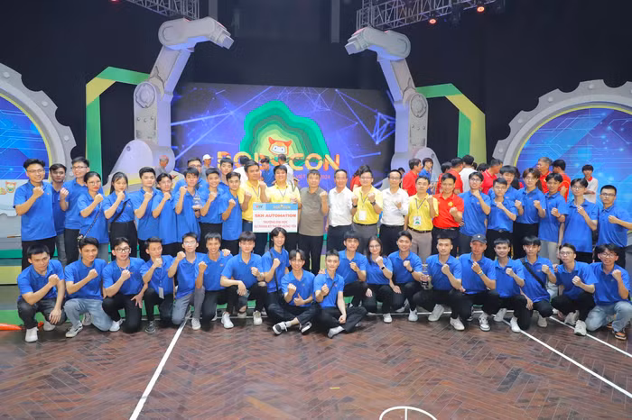 Đội tuyển SKH AUTOMATION của Trường Đại học Sư phạm Kỹ thuật Hưng Yên. Ảnh: NTCC