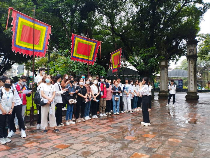 Các bạn sinh viên ngành Quản trị dịch vụ Du lịch và lữ hành hào hứng trong chuyến tham quan thực tế địa điểm du lịch. Ảnh: Website nhà trường Các bạn sinh viên ngành Quản trị dịch vụ Du lịch và lữ hành hào hứng trong chuyến tham quan thực tế địa điểm du lịch. Ảnh: Website nhà trường