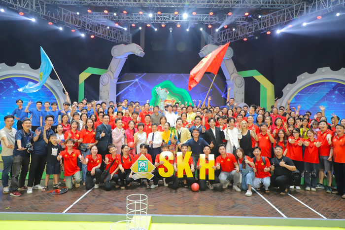 Sinh viên Trường Đại học Sư phạm Kỹ thuật Hưng Yên tham gia cuộc thi cuộc thi Sáng tạo Robot Việt Nam 2024. Ảnh: NTCC Sinh viên Trường Đại học Sư phạm Kỹ thuật Hưng Yên tham gia cuộc thi cuộc thi Sáng tạo Robot Việt Nam 2024. Ảnh: NTCC