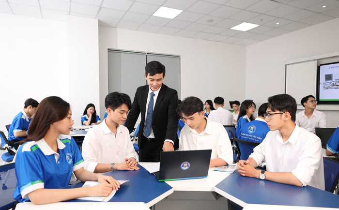 Sinh viên Văn Hiến trong các buổi học cùng giảng viên Sinh viên Văn Hiến trong các buổi học cùng giảng viên