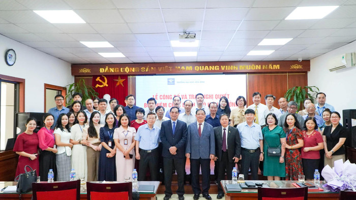 Lễ công bố và trao Nghị quyết bổ nhiệm chức danh Phó Hiệu Trưởng Trường Đại học Hòa Bình. Lễ công bố và trao Nghị quyết bổ nhiệm chức danh Phó Hiệu Trưởng Trường Đại học Hòa Bình.