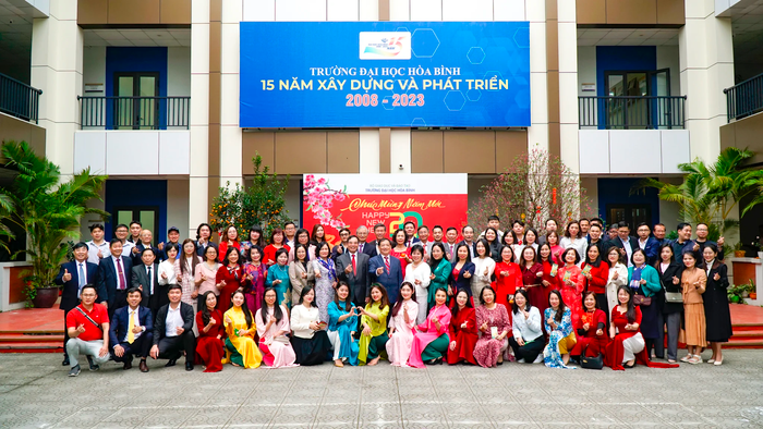 Ảnh tập thể cán bộ, nhân viên, giảng viên của nhà trường nhân dịp khai xuân. Ảnh: Website nhà trường. Ảnh tập thể cán bộ, nhân viên, giảng viên của nhà trường nhân dịp khai xuân. Ảnh: Website nhà trường.