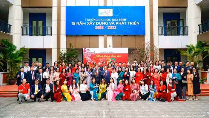 Ảnh tập thể cán bộ, nhân viên, giảng viên của nhà trường nhân dịp khai xuân. Ảnh: Website nhà trường.