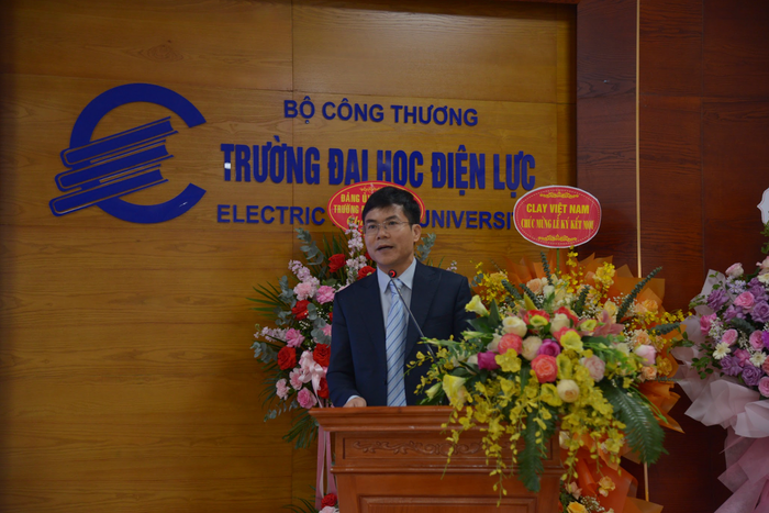 Ông Đoàn Minh Hoàng - đại diện các doanh nghiệp phát biểu tại lễ ra mắt Ban điều hành mạng lưới Doanh nghiệp, Ban điều hành mạng lưới Cựu sinh viên của Trường Đại học Điện lực. Ảnh: NTCC Ông Đoàn Minh Hoàng - đại diện các doanh nghiệp phát biểu tại lễ ra mắt Ban điều hành mạng lưới Doanh nghiệp, Ban điều hành mạng lưới Cựu sinh viên của Trường Đại học Điện lực. Ảnh: NTCC