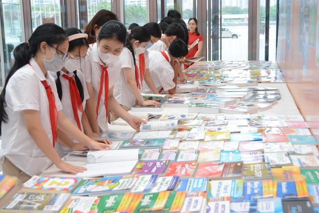 Ban hành văn bản hướng dẫn về phương pháp định giá sách giáo khoa, bảo đảm kiểm soát chặt chẽ chi phí xuất bản, phát hành để giảm giá sách giáo khoa (Ảnh: VGP) Ban hành văn bản hướng dẫn về phương pháp định giá sách giáo khoa, bảo đảm kiểm soát chặt chẽ chi phí xuất bản, phát hành để giảm giá sách giáo khoa (Ảnh: VGP)