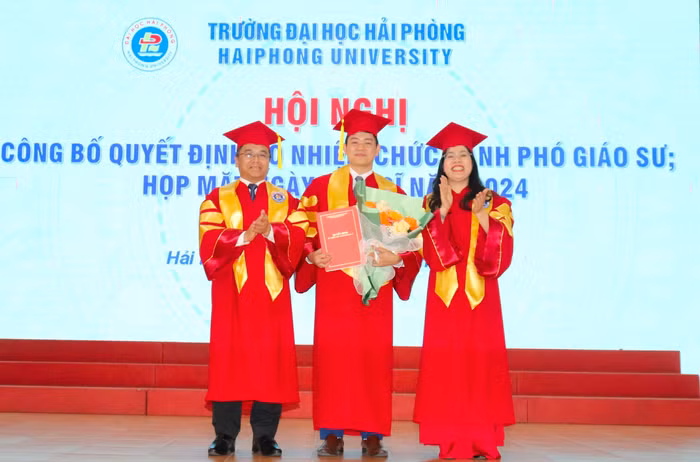 Phó Giáo sư, Tiến sĩ Nguyễn Thị Hiên, Chủ tịch Hội đồng trường Trường Đại học Hải Phòng (bên phải). Ảnh: Website nhà trường