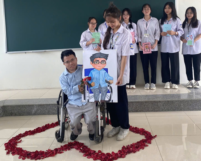 Thầy Chu Quang Đức và các em học sinh. Ảnh: NVCC z5703389794334_3838279ae79bdce4f511d60b2459dd63.jpg