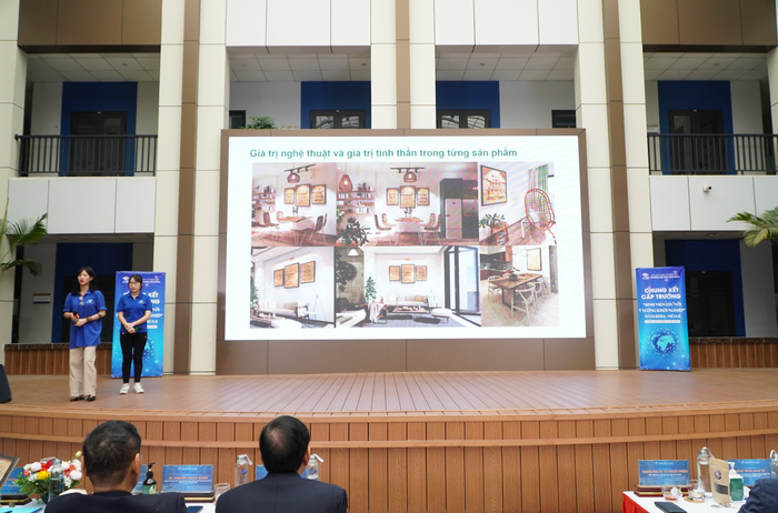 Tranh Decor từ rơm của sinh viên Khoa Mỹ thuật công nghiệp Tranh Decor từ rơm của sinh viên Khoa Mỹ thuật công nghiệp