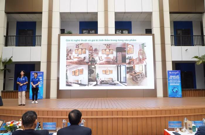 Tranh Decor từ rơm của sinh viên Khoa Mỹ thuật công nghiệp